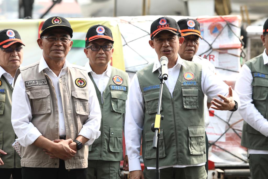 Kepala BNPB Letjen TNI Suharyanto S.Sos., M.M., bersama Menko PMK Muhadjir Effendy memberikan sambutan dalam upacara pelepasan bantuan kemanusiaan bagi Myanmar di Terminal Cargo, Bandara Internasional Soekarno-Hatta, Tangerang, Banten, Senin (26/6). 